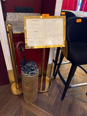 deux chaises et une table sur laquelle est posé un menu