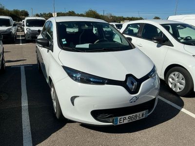 une voiture blanche garée dans un parking à côté d'autres voitures