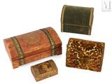 trois petites boîtes en bois et une petite boîte décorée d'une image
