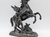 statue en bronze représentant un homme à cheval et une femme à cheval