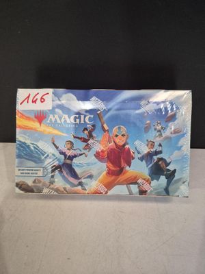 une photo d'une boîte du jeu « Magic : The Gathering » posée sur une table