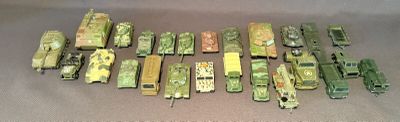 tout un tas de petits véhicules militaires miniatures posés sur une table