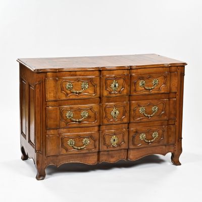 une photo d'une commode en bois comportant de nombreux tiroirs