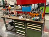 un établi contenant beaucoup d'outils
