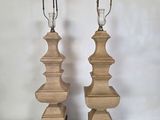 une paire de lampes de table en bois surmontées d'abat-jours en verre