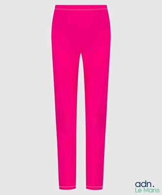 un legging pour femme rose vif avec un haut blanc