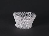 un gros plan d'un vase en verre transparent sur fond noir