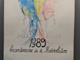 une photo d'une affiche accrochée au mur, sur laquelle figure le portrait d'une femme