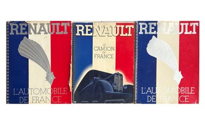 trois livres sur fond blanc, avec des couvertures rouges, blanches et bleues
