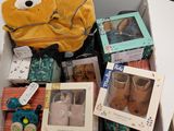 une boîte contenant des chaussures de bébé et d'autres objets