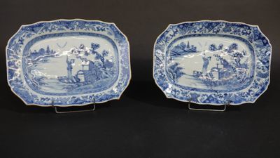 deux assiettes bleues et blanches ornées de motifs
