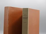 deux livres posés l'un sur l'autre, côte à côte
