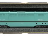 un wagon vert dans une boîte posée sur une surface blanche