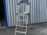 une échelle appuyée contre un immeuble