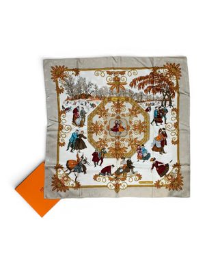 un foulard carré sur lequel sont représentées des personnes