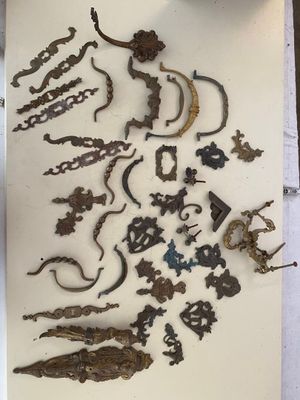 une photo d'une table sur laquelle sont disposés de nombreux objets métalliques anciens