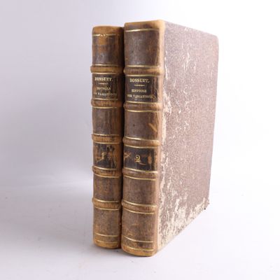 deux livres posés l'un sur l'autre sur une surface blanche