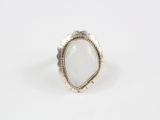 une bague en argent avec une pierre blanche au centre