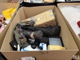 une boîte en carton remplie d'articles assortis dans un magasin