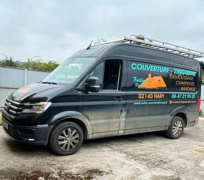 une photo d'une camionnette garée sur un parking