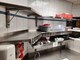 une cuisine offrant beaucoup d'espace de plan de travail