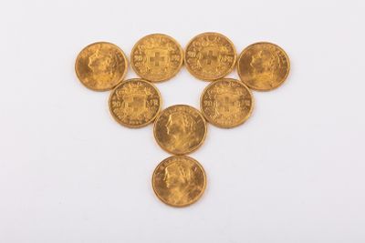 un ensemble de pièces d'or disposées en forme de croix
