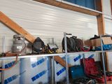 de nombreux types d'outils différents sur les étagères du garage