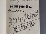 un livre ouvert, sur lequel on peut lire des mots, posé sur une table