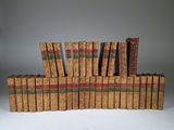 plusieurs livres sont empilés sur une table
