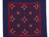 foulard en soie bleu marine et rouge, orné d'un motif rouge et blanc