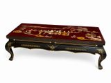 une table basse ornée d'un motif rouge et or