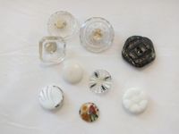 Un lot de boutons, majoritairement en verre teinté ou transl… (photo 4)