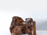 une chaise en bois posée sur une surface blanche