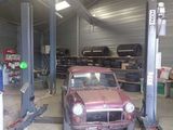 une voiture posée sur un pont élévateur dans un garage