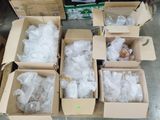 plusieurs cartons contenant des objets divers, posés par terre dans une pièce
