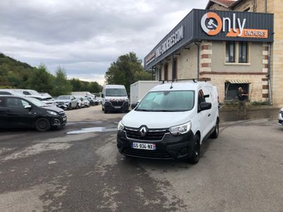 une camionnette blanche garée devant un bâtiment dans un parking