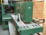 une machine qui travaille sur une pièce de bois