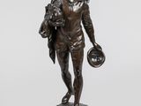statue en bronze représentant un homme tenant une balle, posée sur un socle en bois
