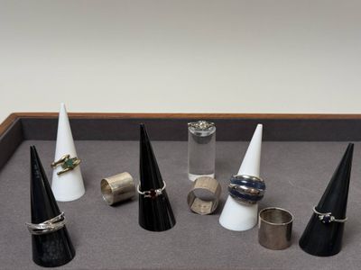 de nombreuses bagues de toutes sortes exposées dans une vitrine