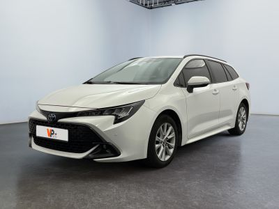 une Toyota Corollion blanche garée dans une grande pièce