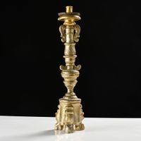 Paire de bougeoirs en bois sculpté et doré, monogrammée (photo 4)