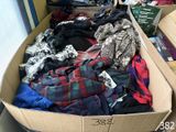 une boîte en carton remplie de vêtements et d'autres objets