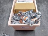 une boîte de Lego et un Wrenet posés sur une table