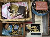 un panier rempli d'objets divers posé sur une table