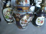 many vases that are sitting next to each other