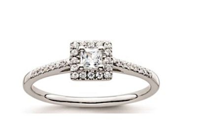une bague de fiançailles en or blanc sertie d'un diamant taille princesse