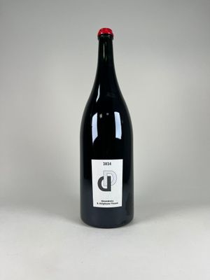 la bouteille de vin est posée sur une surface blanche