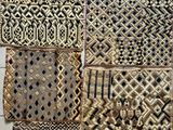quatre types différents de tapis africains posés sur un sol carrelé