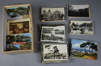 un grand nombre de cartes postales anciennes qui se trouvent sur la table
