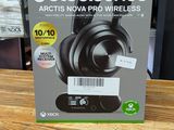 une boîte de casques audio posée sur une table dans un magasin